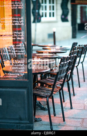 Sidewalk Café Stühle in Paris, Frankreich Stockfoto