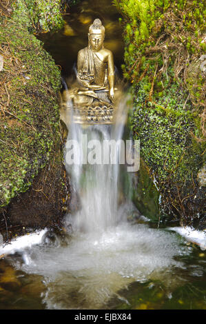 Buddha sitzt im fließenden Wasser Stockfoto