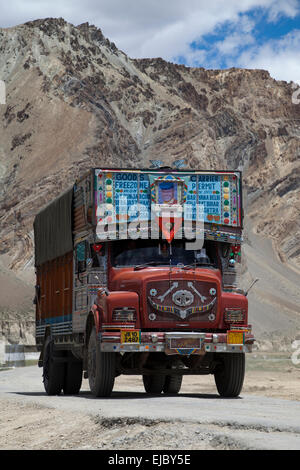 Geschmückten indischen Lkw verhandeln die gefährlichen Manali-Leh Strasse hoch im Himalaya nahe der Grenze zu Indien Pakistan Stockfoto