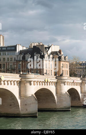 Wolken über Pont Neuf bei Sonnenuntergang, Paris, Frankreich Stockfoto