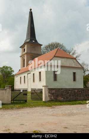 Dorfkirche und Straße Stockfoto