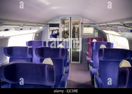 Das Innere der First-Class-Kabine auf einem TGV-Zug aus Stuttgart nach Paris, Frankreich. Stockfoto