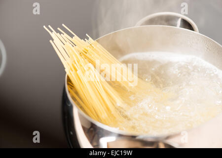 Pfanne mit Spaghetti in kochendem Wasser kochen Stockfoto