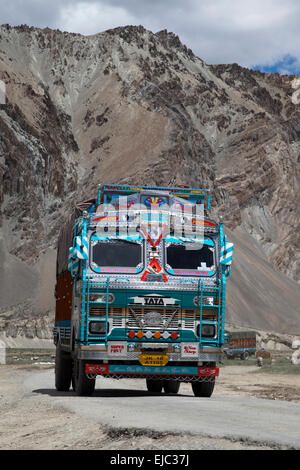 Geschmückten indischen Lkw verhandeln die gefährlichen Manali-Leh Strasse hoch im Himalaya nahe der Grenze zu Indien Pakistan Stockfoto