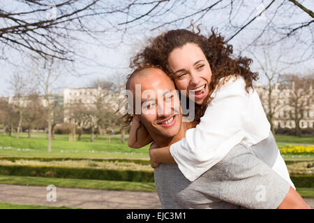 Junge Paare, die Spaß im park Stockfoto