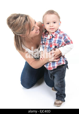 Mutter und Sohn. Das Kind haben ein Hörgerät. Stockfoto