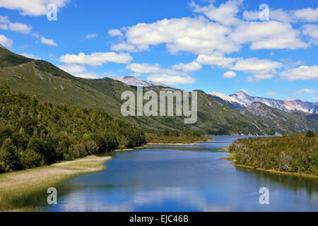 Wolken spiegeln sich in dem glatten Wasser Stockfoto