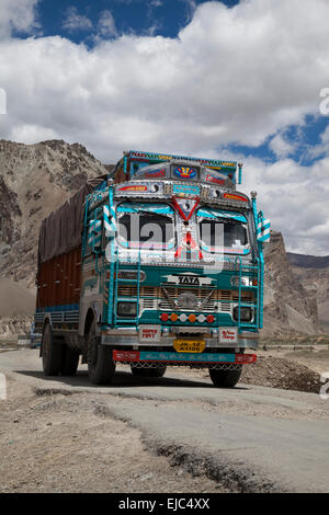 Geschmückten indischen Lkw verhandeln die gefährlichen Manali-Leh Strasse hoch im Himalaya nahe der Grenze zu Indien Pakistan Stockfoto