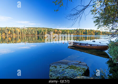 Herbst Seen in Norwegen vor Anker Boot Stockfoto