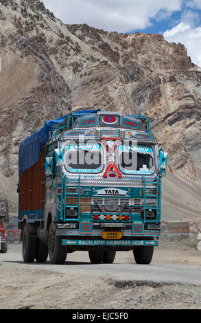 Geschmückten indischen Lkw verhandeln die gefährlichen Manali-Leh Strasse hoch im Himalaya nahe der Grenze zu Indien Pakistan Stockfoto