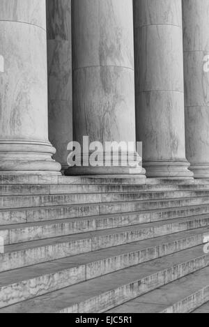 Säulen und Treppen in schwarz und weiß Stockfoto