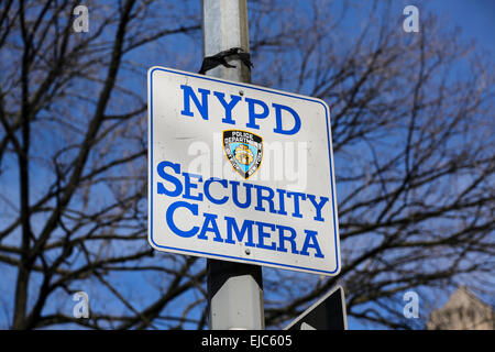 Zeichen für NYPD Überwachungskamera, ohne Kamera. Fifth AVenue, Manhattan, New York, USA Stockfoto