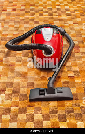 Staubsauger auf Teppich Stockfoto