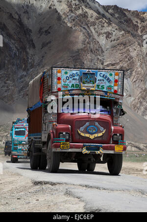 Geschmückten indischen Lkw verhandeln die gefährlichen Manali-Leh Strasse hoch im Himalaya nahe der Grenze zu Indien Pakistan Stockfoto