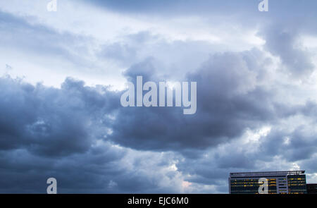 Gewitterwolken. Stockfoto