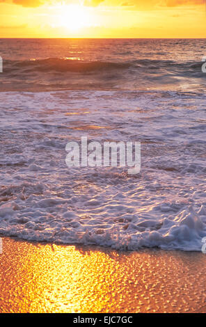 Sonnenuntergang am Mai Khao Strand in Phuket Stockfoto