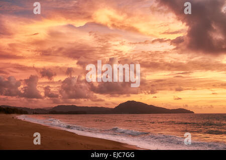 Sonnenuntergang am Mai Khao Strand in Phuket Stockfoto