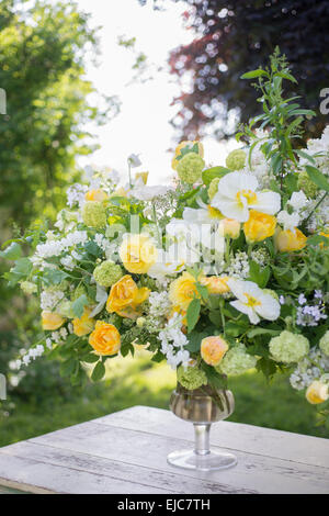 Frühling Blumenarrangement Bouquet von gelben Rosen, weißen Mohn und snowball bush Stockfoto