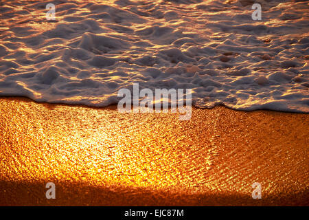 Sonnenuntergang am Mai Khao Strand in Phuket Stockfoto