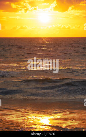 Sonnenuntergang am Mai Khao Strand in Phuket Stockfoto