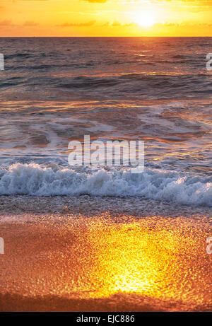 Sonnenuntergang am Mai Khao Strand in Phuket Stockfoto