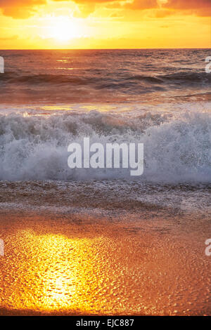 Sonnenuntergang am Mai Khao Strand in Phuket Stockfoto