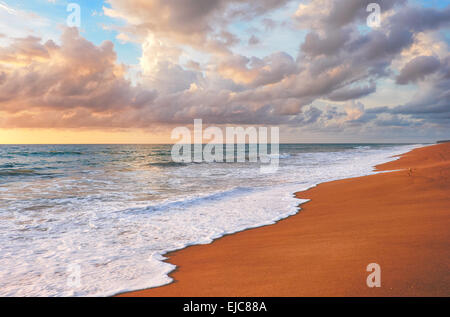 Sonnenuntergang am Mai Khao Strand in Phuket Stockfoto