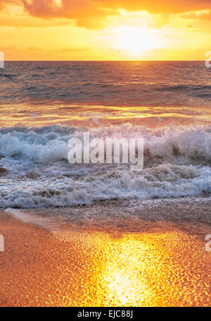 Sonnenuntergang am Mai Khao Strand in Phuket Stockfoto