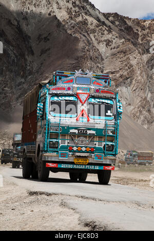 Geschmückten indischen Lkw verhandeln die gefährlichen Manali-Leh Strasse hoch im Himalaya nahe der Grenze zu Indien Pakistan Stockfoto