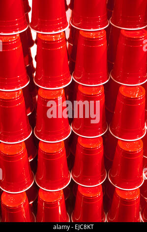 Viele rote Solo Tassen übereinander auf den Kopf gestellt. Stockfoto