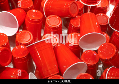 Viele rote Solo Cups einige gestapelt, andere umgedreht. Stockfoto