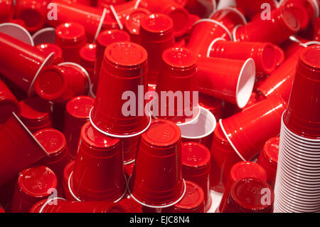 Viele rote Solo Cups einige gestapelt, andere umgedreht. Stockfoto