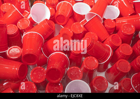 Viele rote Solo Cups einige gestapelt, andere umgedreht. Stockfoto