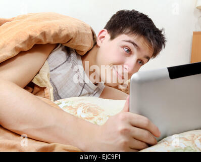 Müde Teenager mit Tablet Stockfoto