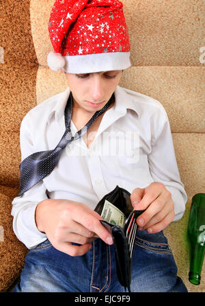 Teenager prüft die Brieftasche Stockfoto