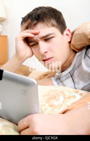 Verärgert Teenager mit Tablet Stockfoto