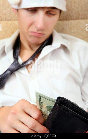 Teenager prüft die Brieftasche Stockfoto