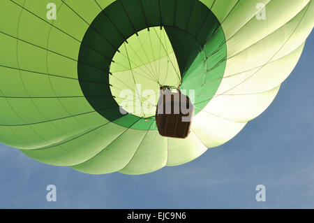 Grüne Heißluftballon schließen sich Stockfoto