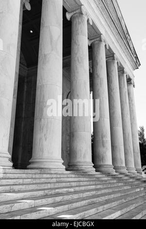 Säulen und Treppen in schwarz und weiß Stockfoto