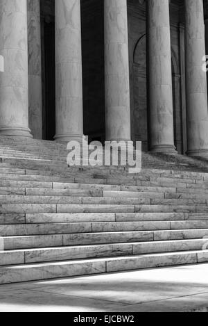 Säulen und Treppen in schwarz und weiß Stockfoto