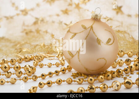 Goldene Weihnachtsdekoration mit Glitter ball Stockfoto