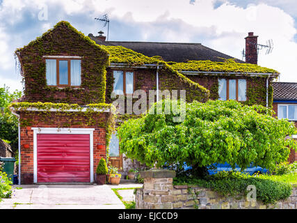 Englisches Haus mit garage Stockfoto