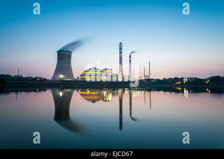 Kohle-Kraftwerk in nightfall Stockfoto