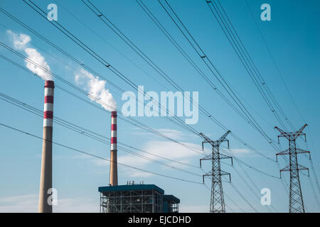 Wärmekraftwerk vor blauem Himmel Stockfoto