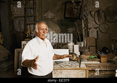 Bildhauer erzählt von seinem Atelier Stockfoto