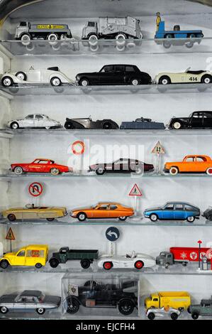 Spielzeugautos in der Vitrine Stockfoto