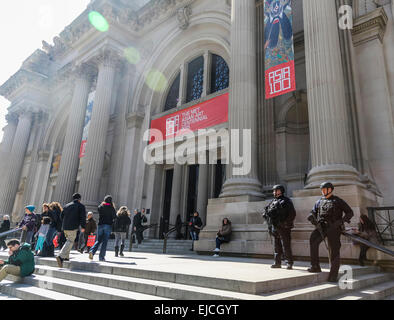 bewaffnete Anti-Terror-Wachen im Dienst, Metropolitan Museum of Art, New York, USA Stockfoto