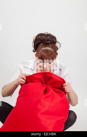 Mädchen mit einer Tasche von Santa Claus Stockfoto