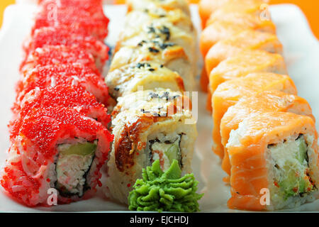 Verschiedene Sushi-Rollen und Wasabi closeup Stockfoto