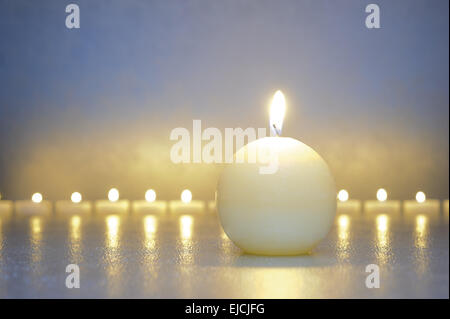 Zen-Garten mit Kerzenlicht in Zeile Stockfoto